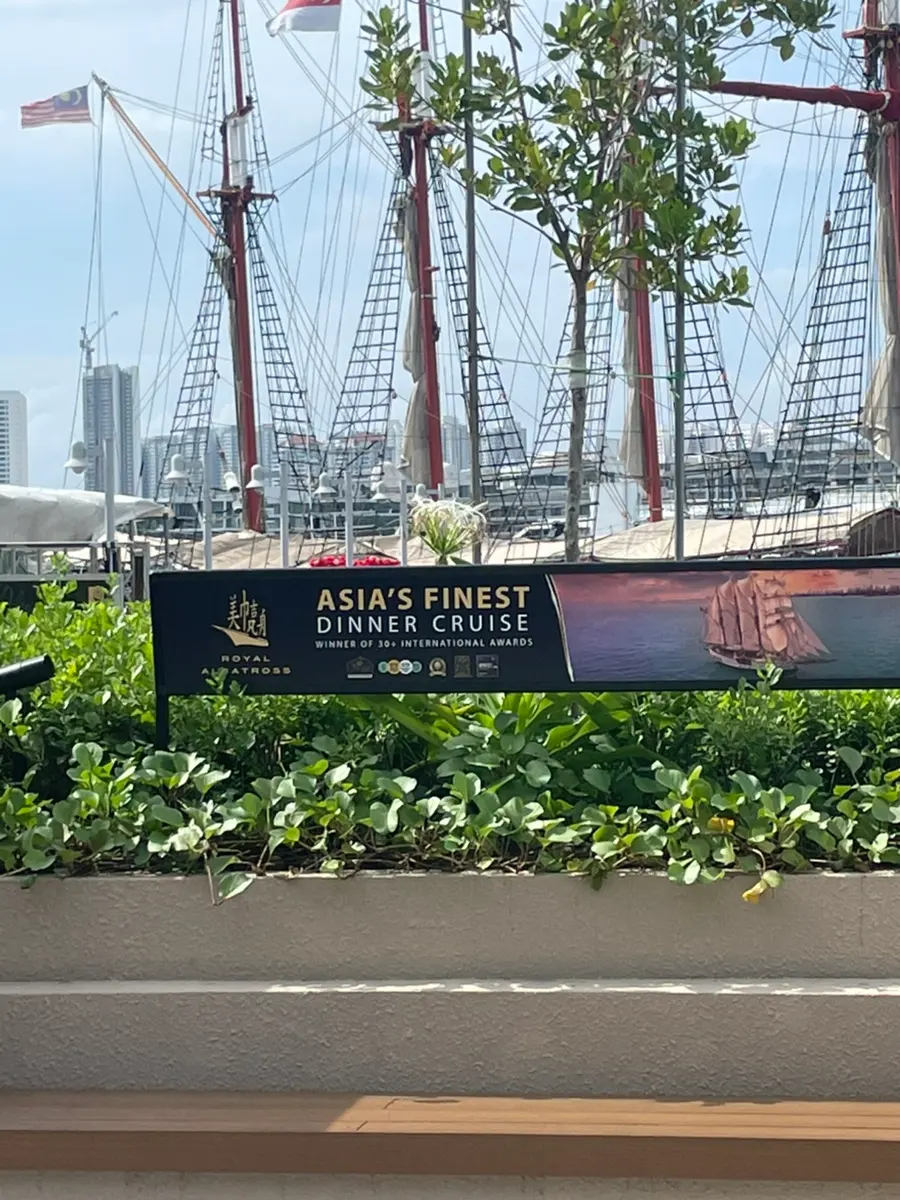 シンガポール・セントーサ島|アドベンチャー・コーブ・ウォーターパーク予約|イルカ・エイの餌やり、熱帯魚とのシュノーケリング|体験記・お得な割引方法|