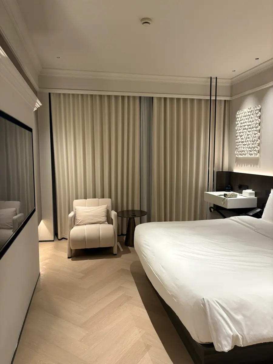 Queen Bed and Seating Area