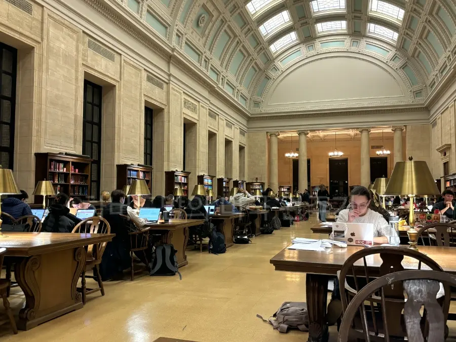 ワイドナー図書館で勉強中の学生たち