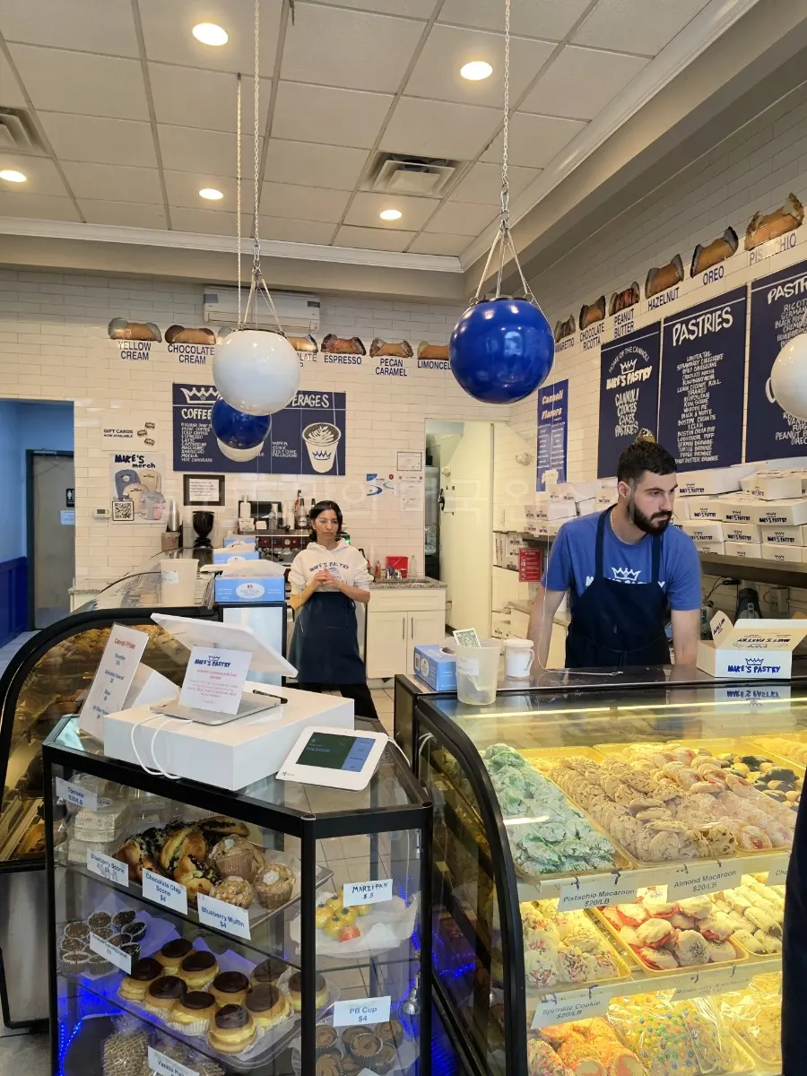 다양한 디저트를 맛볼 수 있는 Mike's Pastry