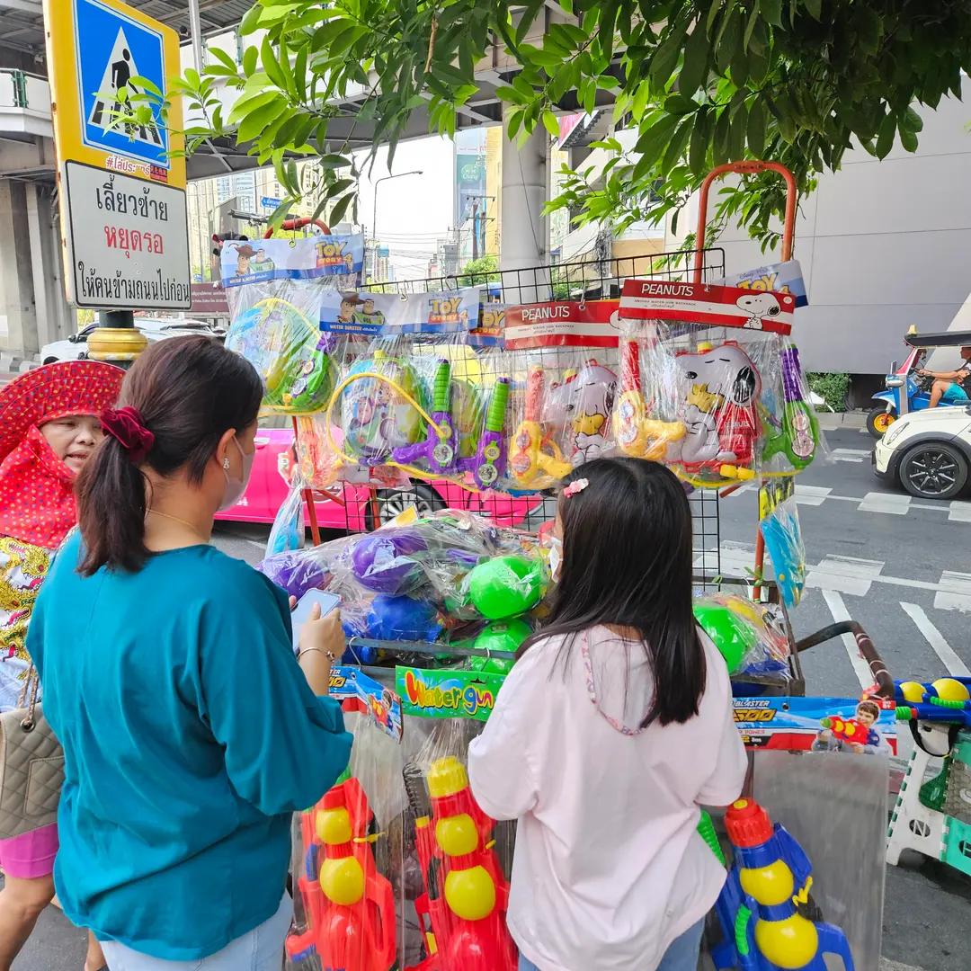 現地で販売されている水鉄砲