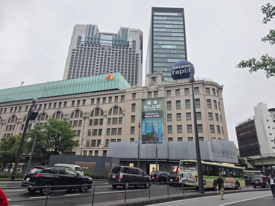 建物の上にラピート(rapit)の表示がある南海難波駅
