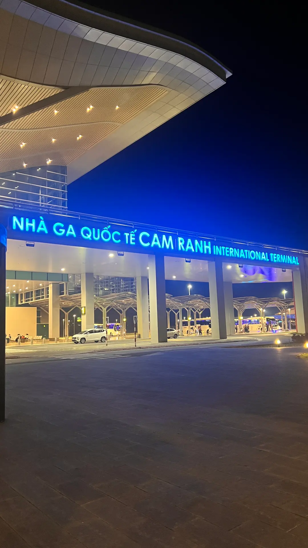 Cam Ranh Airport crowd