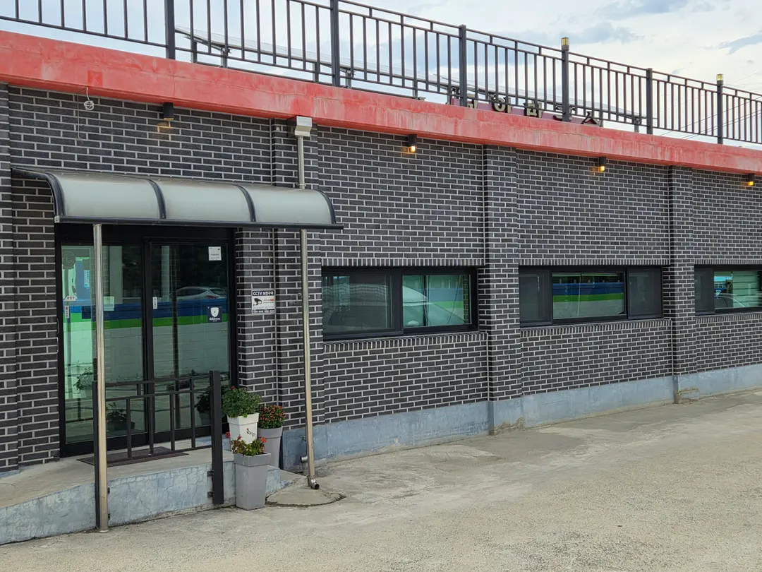 橋岩マッククスの建物正面
