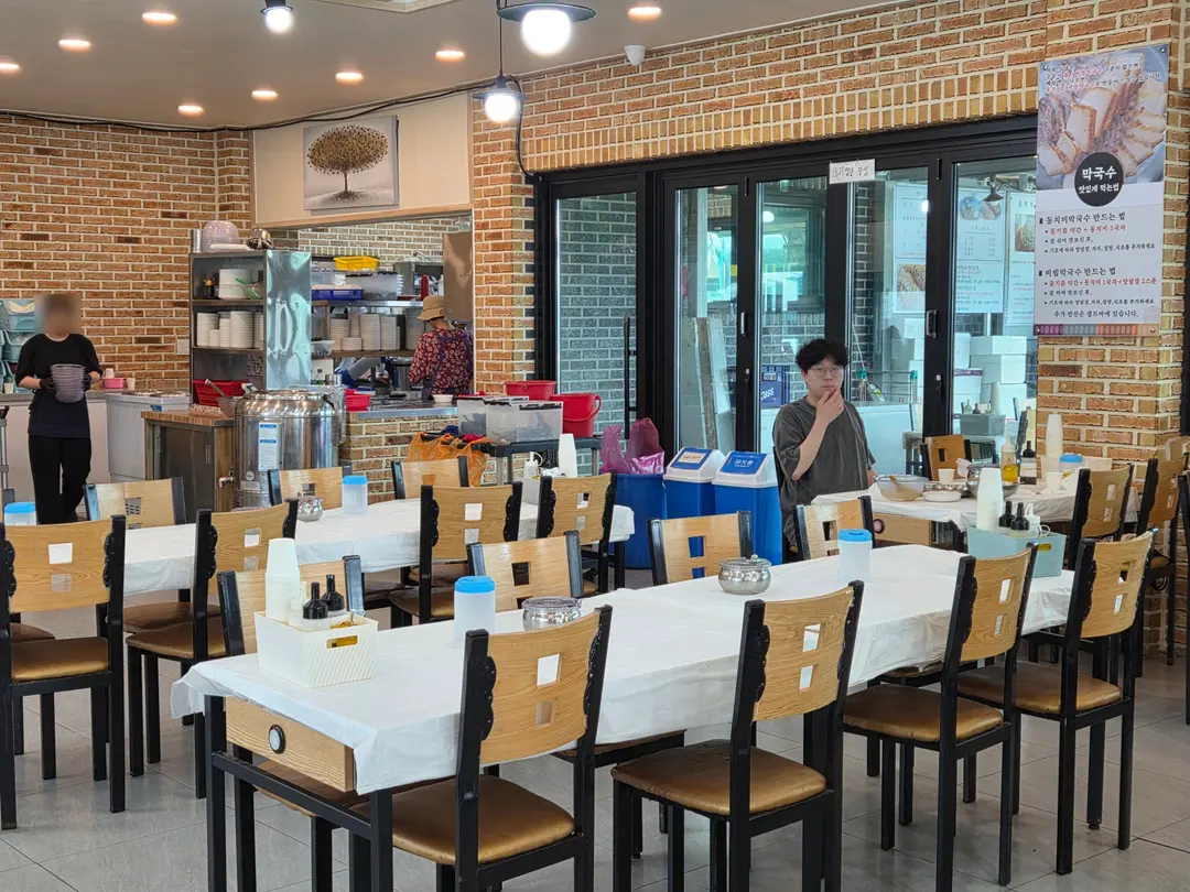橋岩マッククスの明るい店内