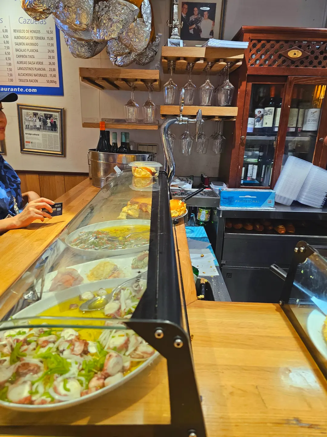ภายในร้าน La Vina และชั้นวางชีสเค้ก