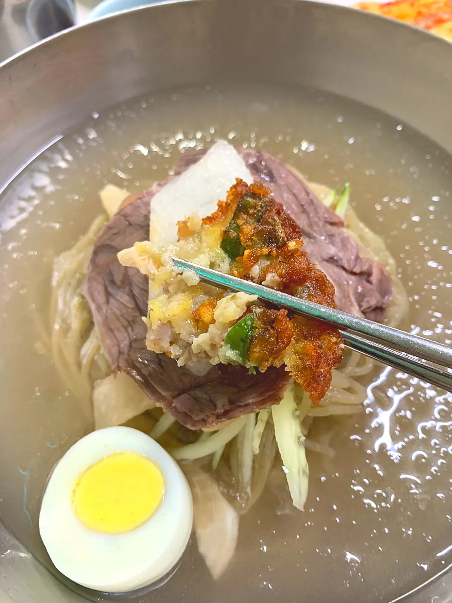 冷麺を混ぜる様子