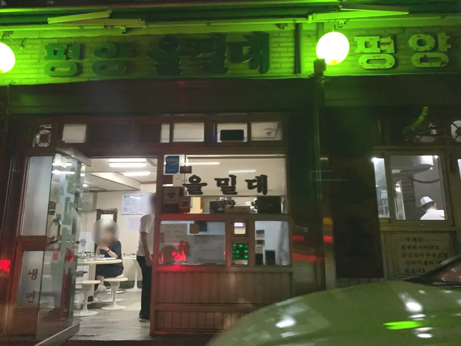 コショウを入れる様子