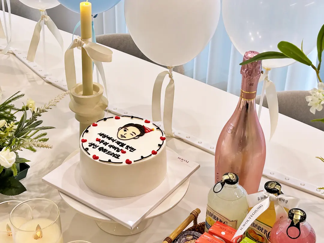 케이크와 와인만 따로 준비했어요.