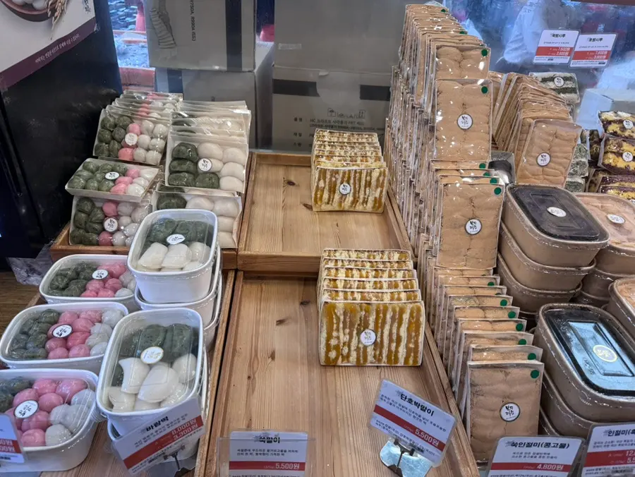 Honey rice cakes, wind rice cakes, mugwort rolls, sweet pumpkin rolls, mugwort injeolmi, black sesame injeolmi