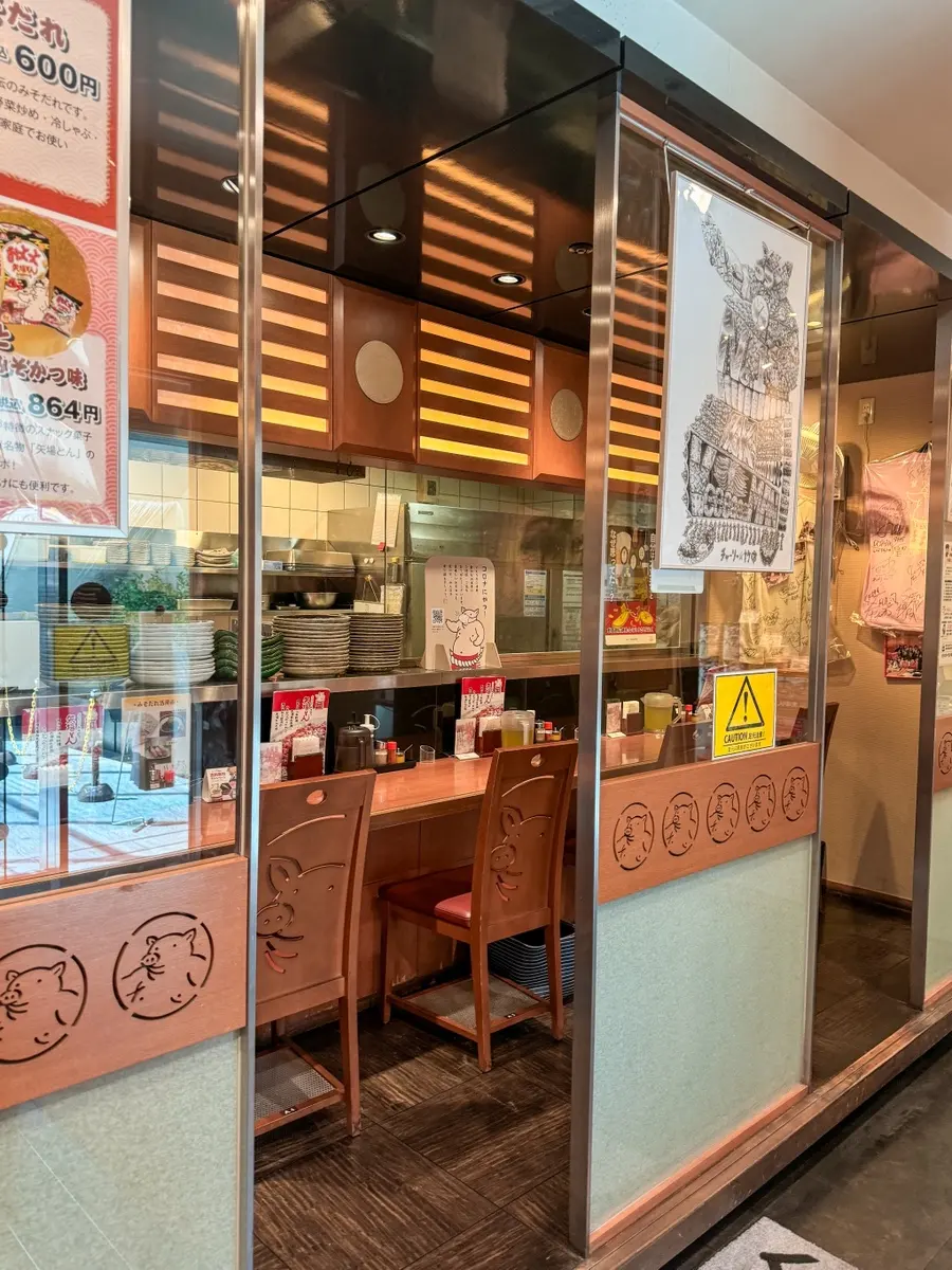 ภายในร้าน Yabaton ตกแต่งสไตล์ไม้ญี่ปุ่นอบอุ่น