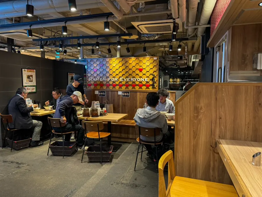 บรรยากาศเคาน์เตอร์บาร์ในร้าน