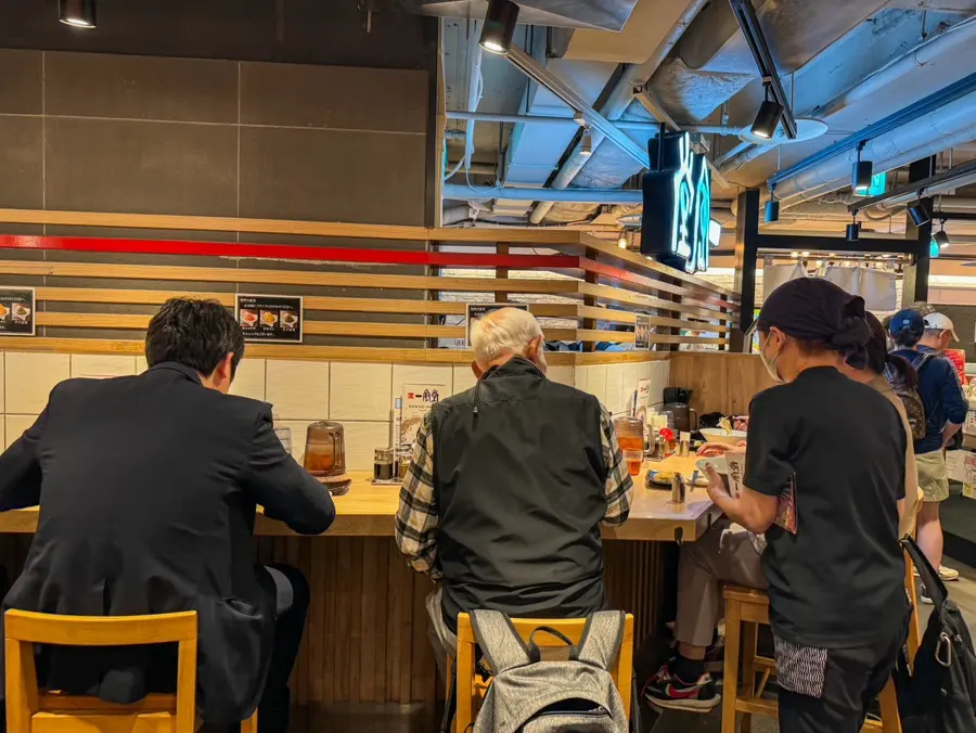 โต๊ะนั่งทานอาหารในร้าน