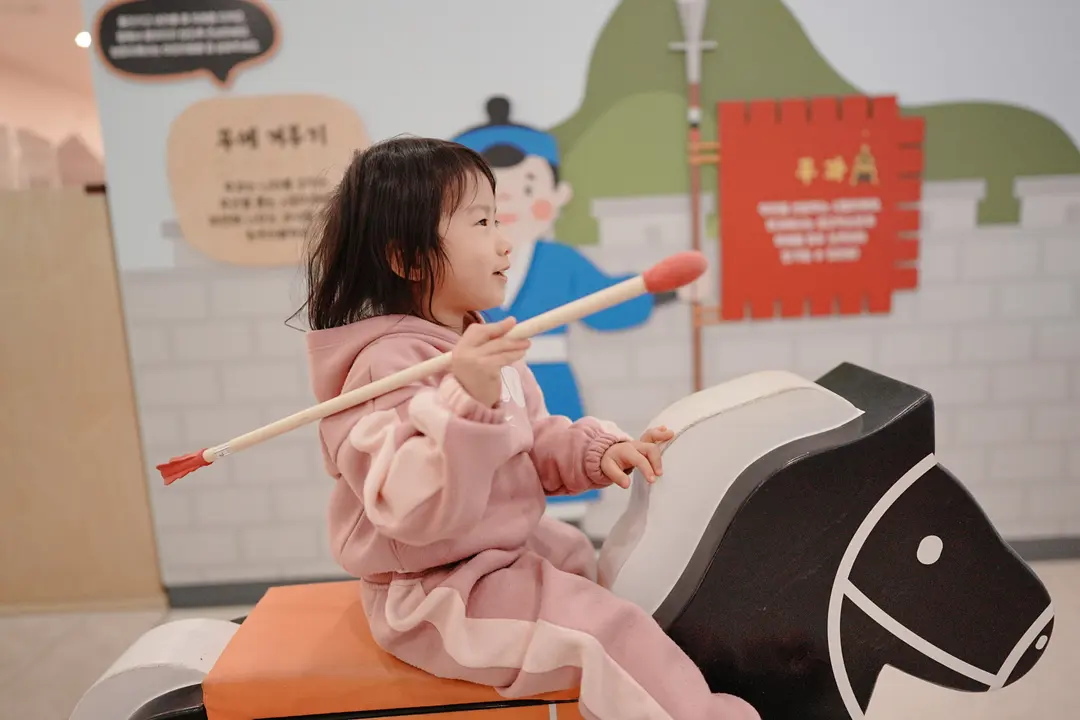 Horseback archery simulator