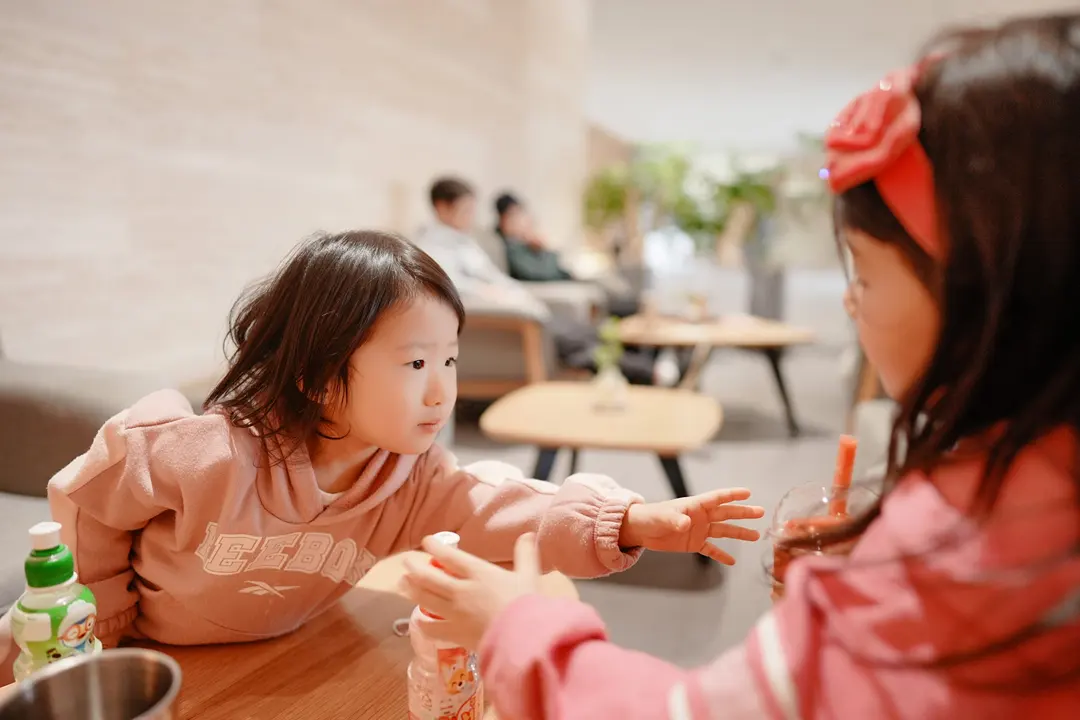 Kids sharing drinks