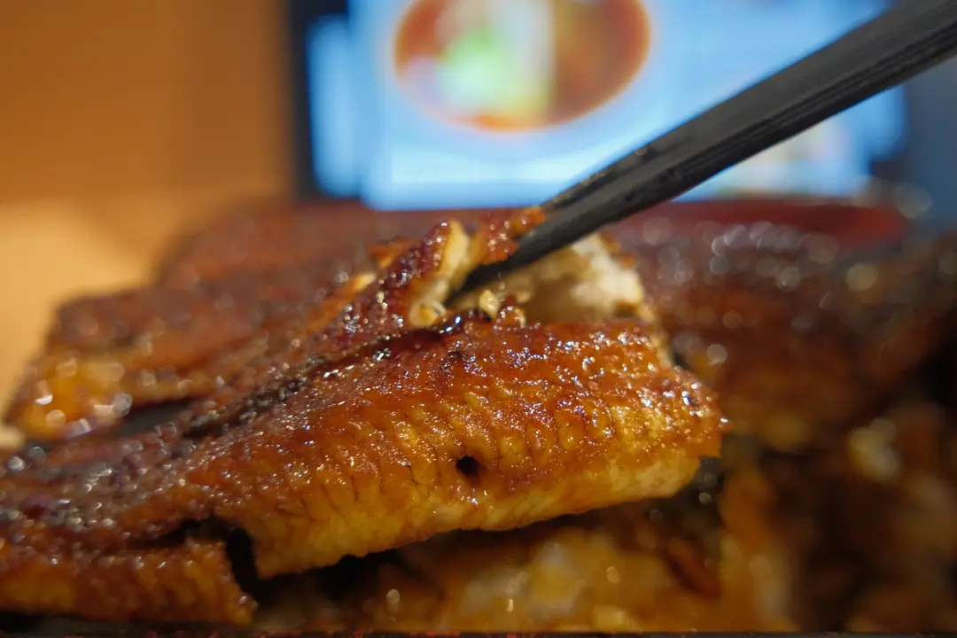 Lifting a piece of eel