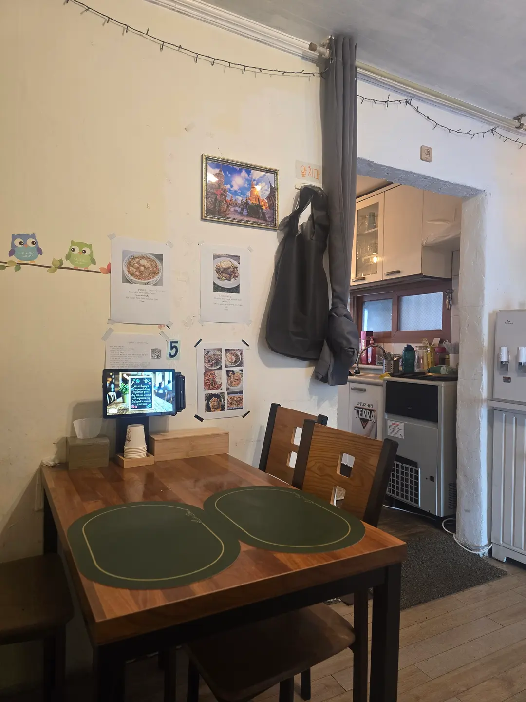 店内のテーブル席