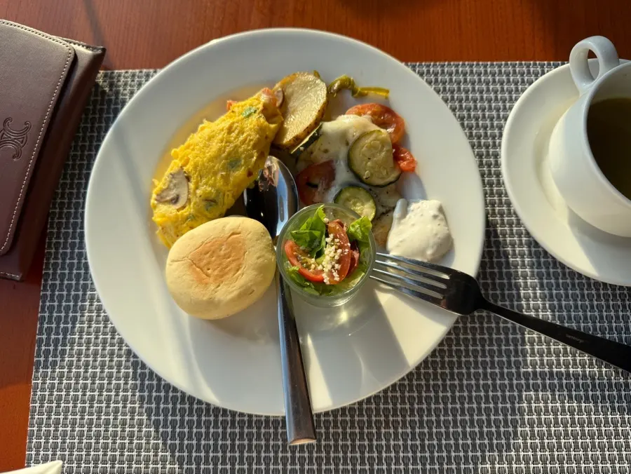 ノボテルングラライの朝食オムレツ