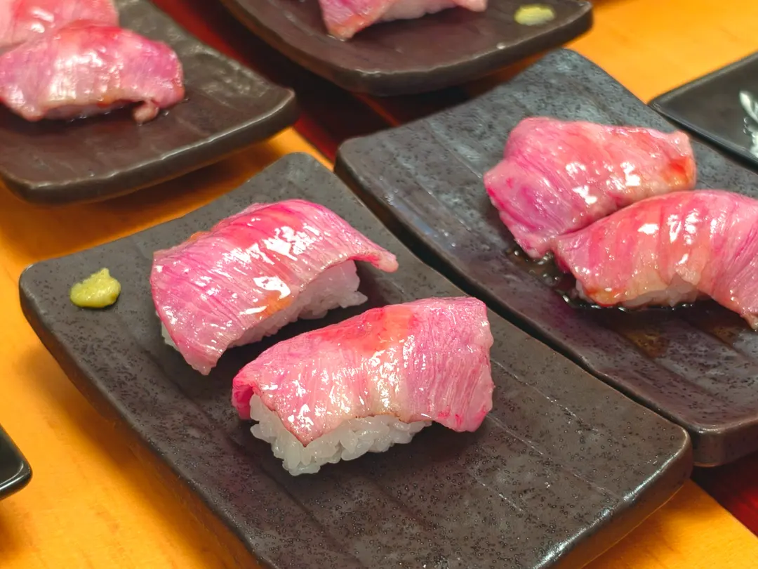 ซูชิเนื้อโกเบเบิร์นไฟเบาๆ