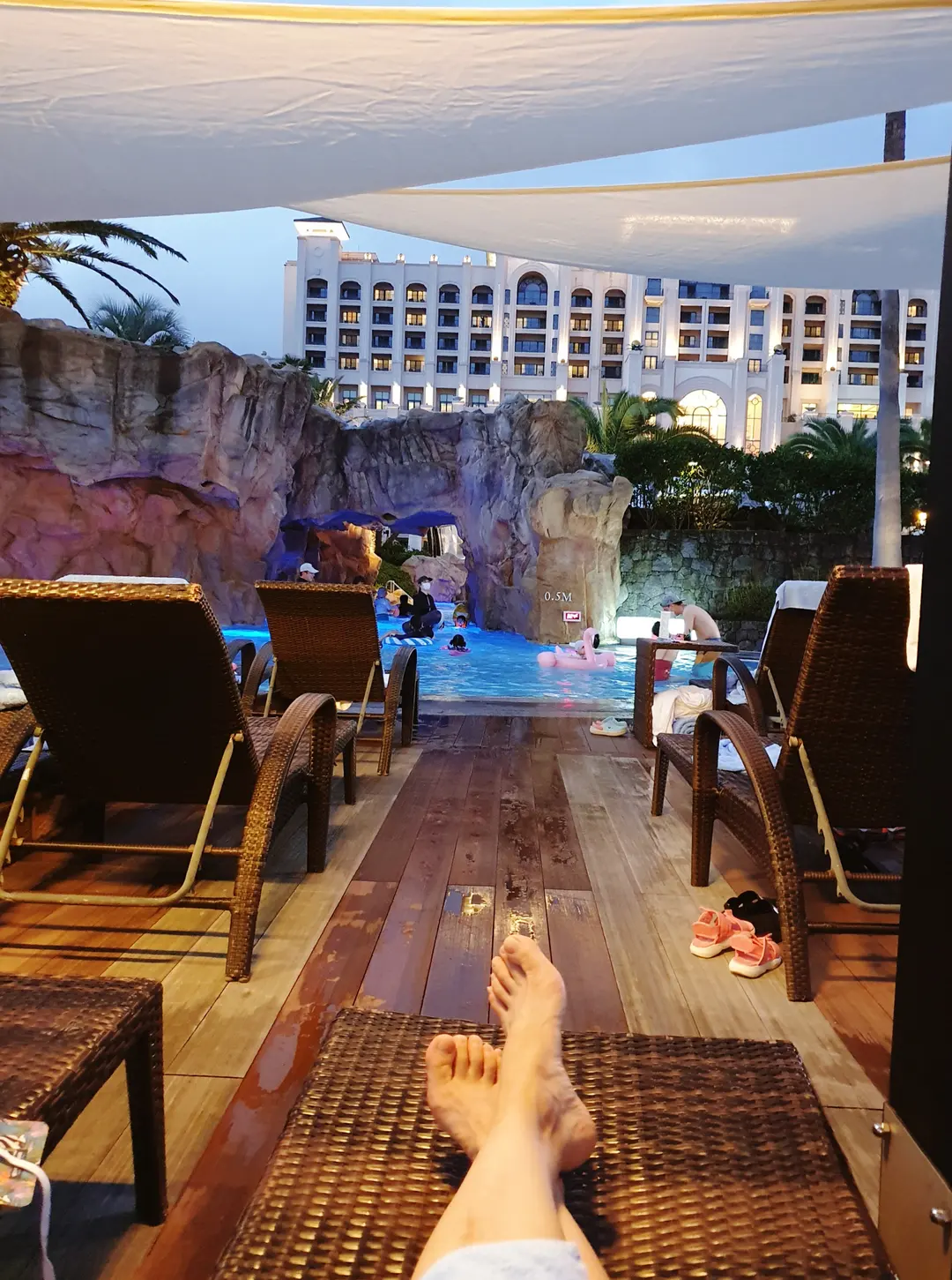 นอนชิลริมสระ Lotte Hotel Jeju