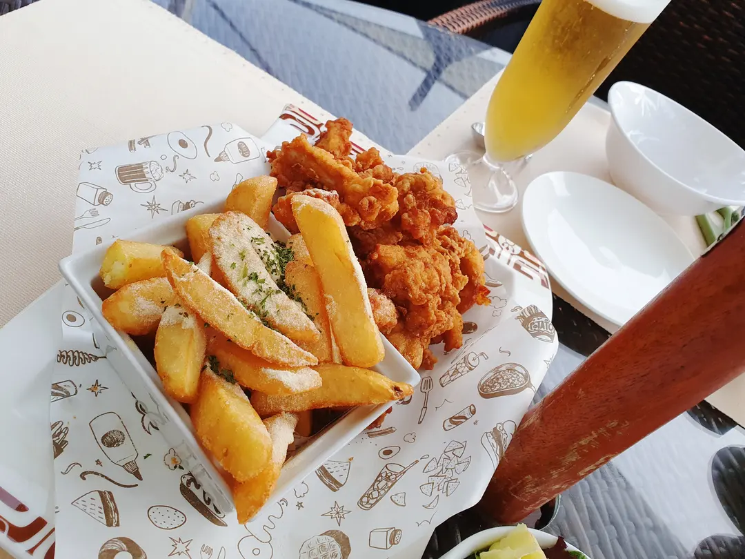ไก่ทอดพูลคาเฟ่ Lotte Hotel
