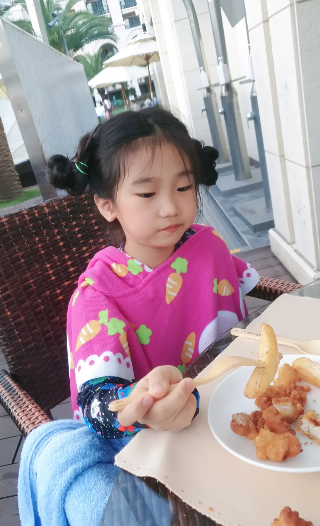 ทานอาหารริมสระน้ำ