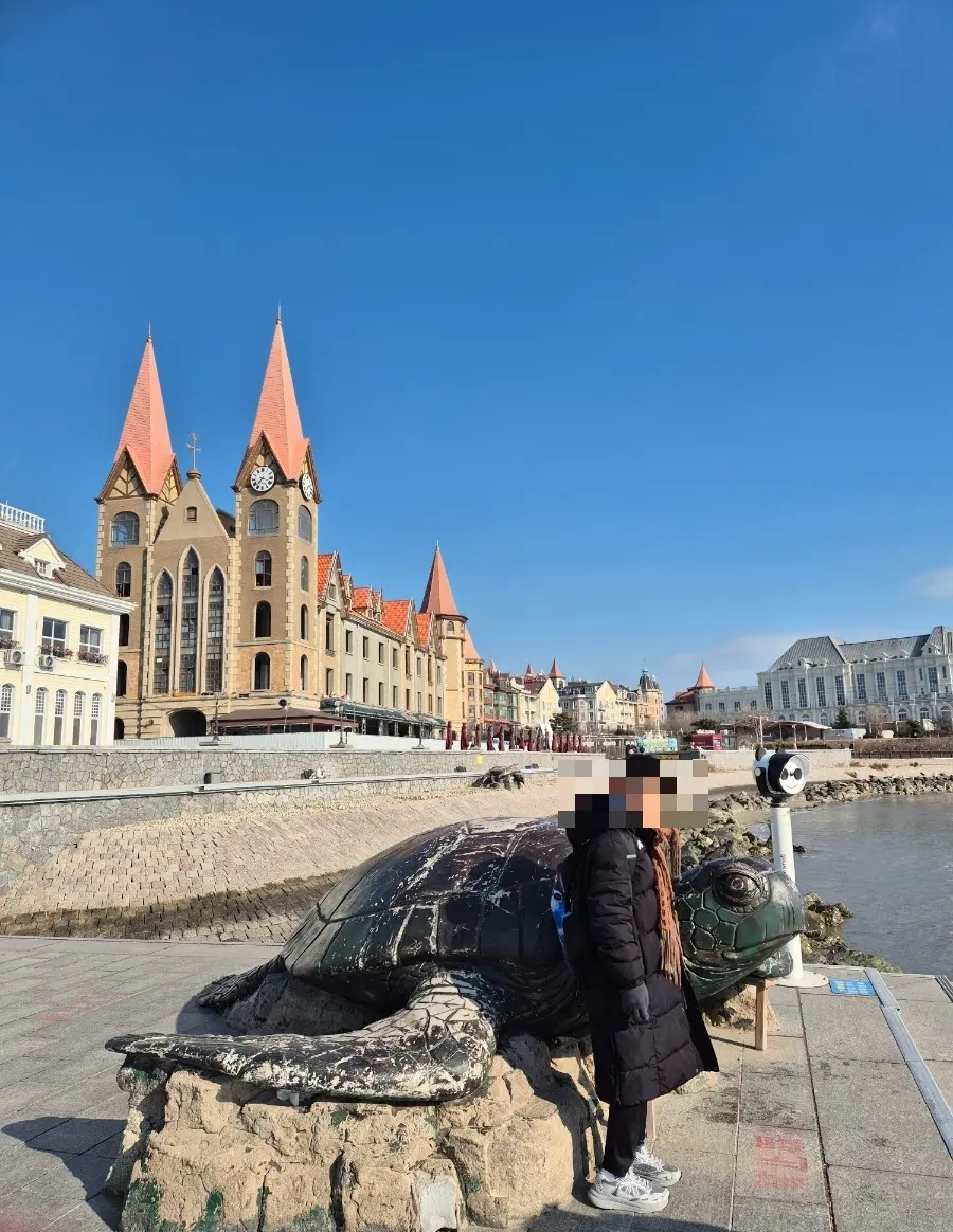 Taking a photo with the turtle statue