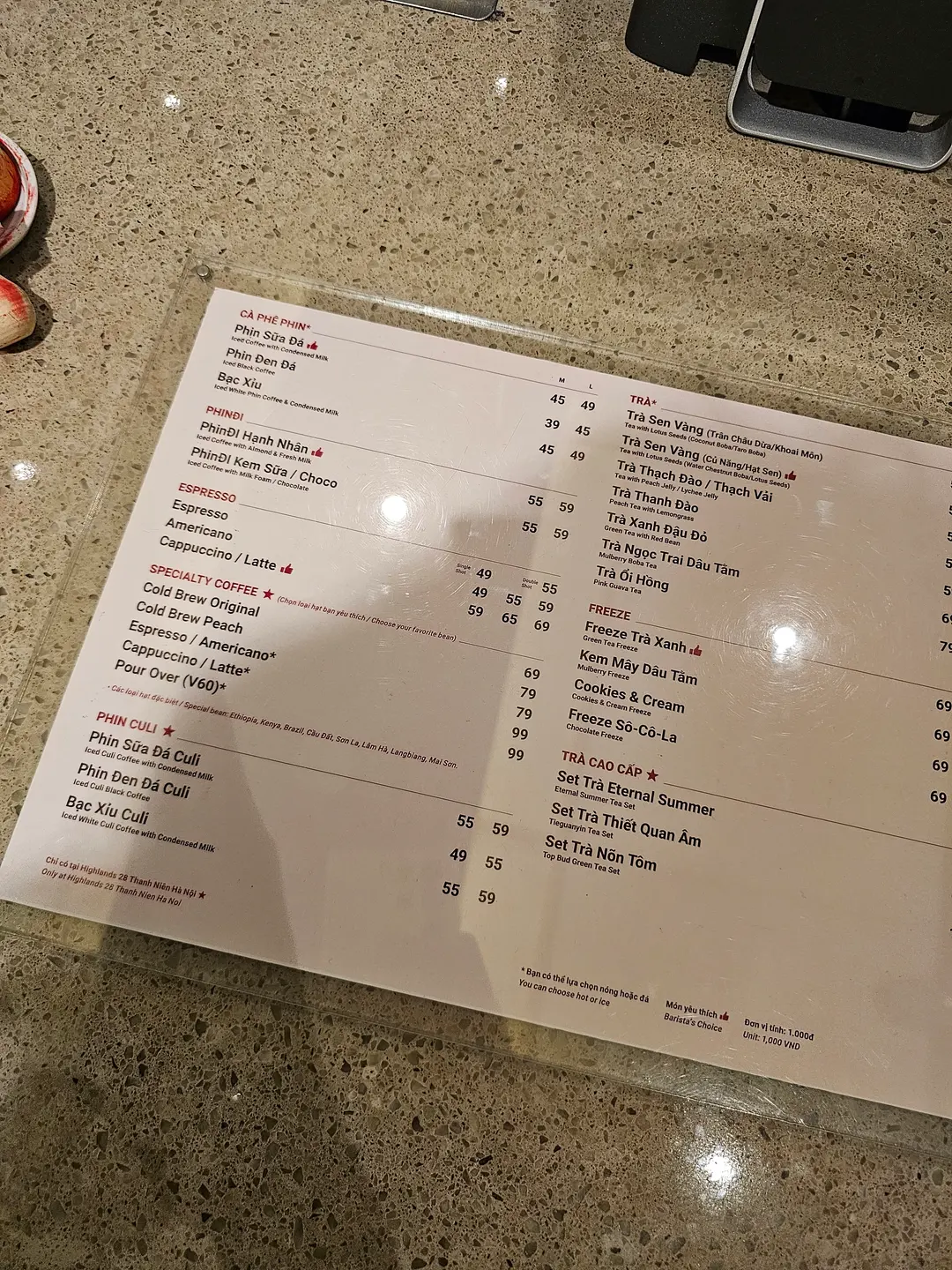 จุดสั่งเครื่องดื่มและเมนูของ Highlands Coffee สาขาทะเลสาบตะวันตก