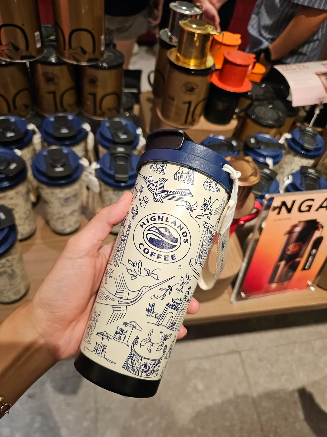 แก้วเก็บความเย็นและเมล็ดกาแฟของ Highlands Coffee