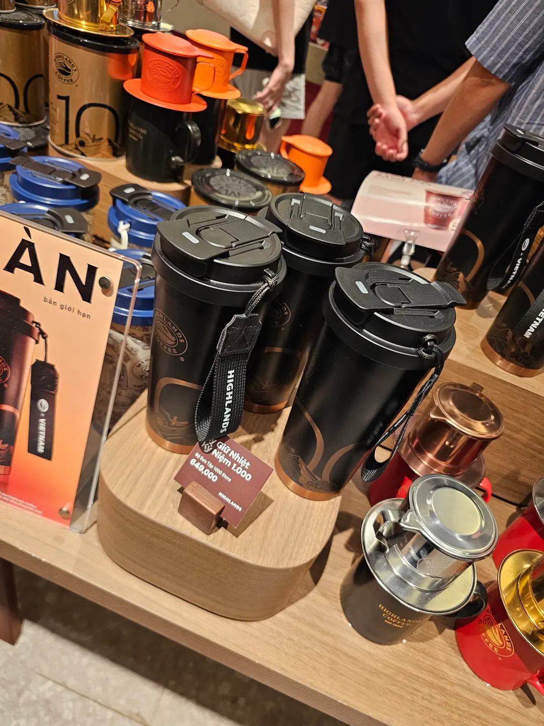 โซนขายของที่ระลึกของ Highlands Coffee