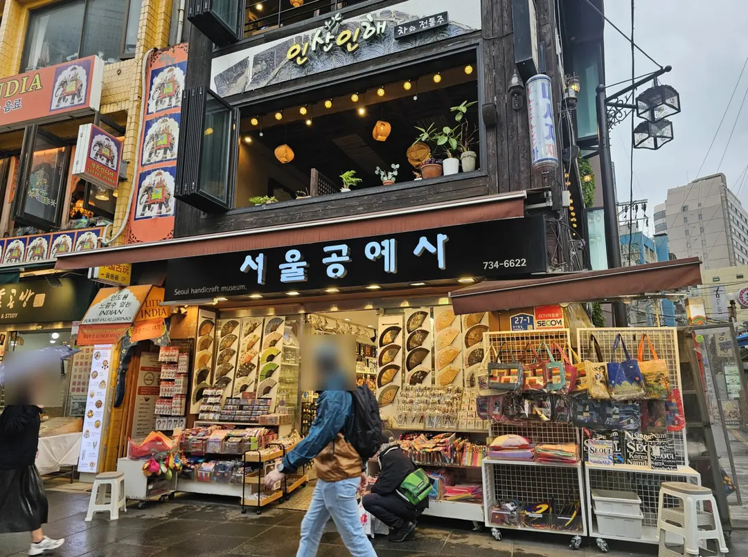ソウル工芸社の店内ディスプレイ
