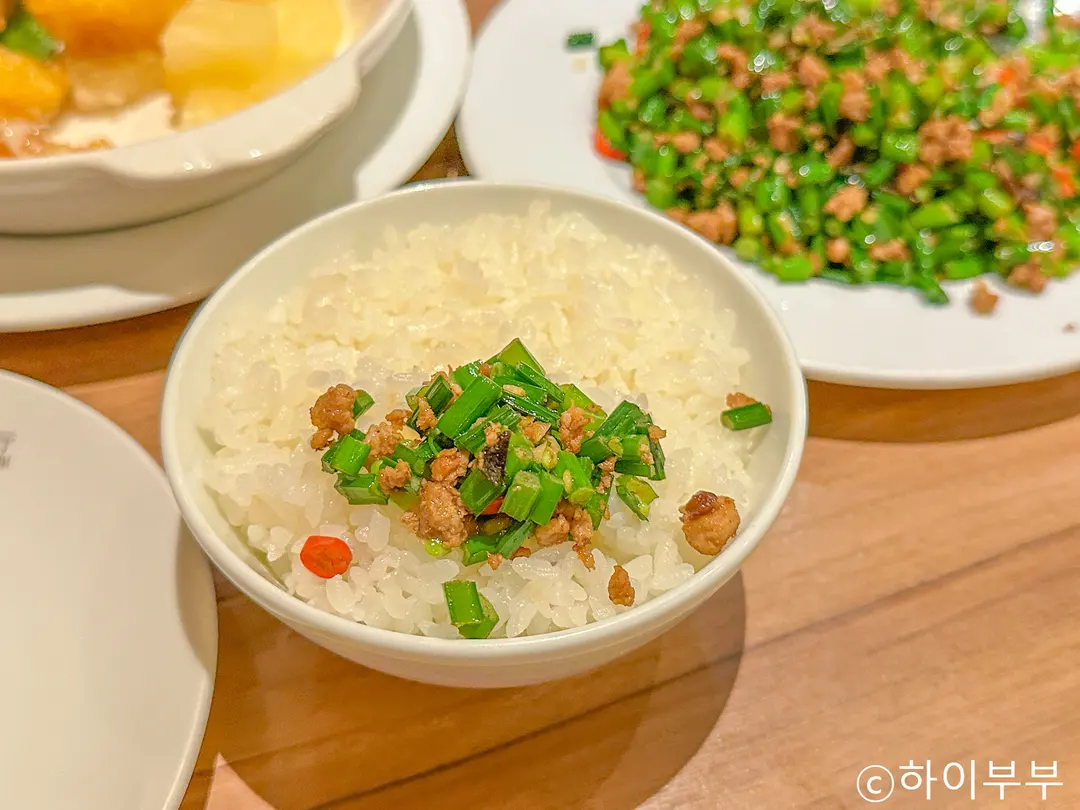 ตักดอกไม้กวาดผัดหมูสับราดข้าวสวยร้อนๆ