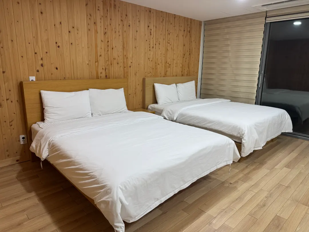 広々とした客室のクイーンベッド
