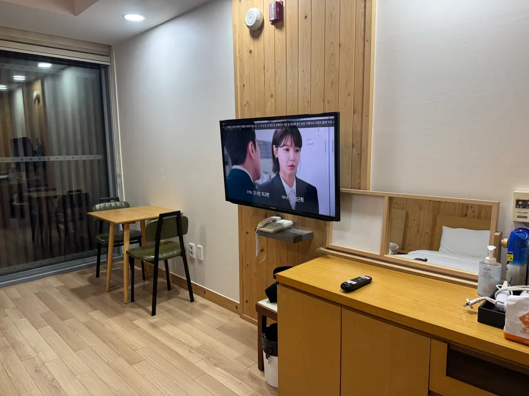 客室内のテーブルと椅子