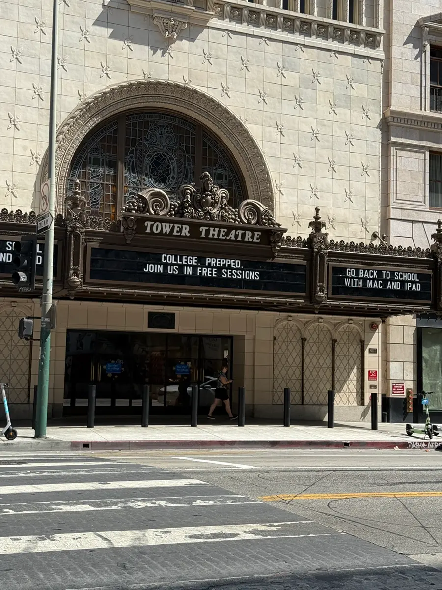 애플 타워 시어터(Apple Tower Theatre) 외부