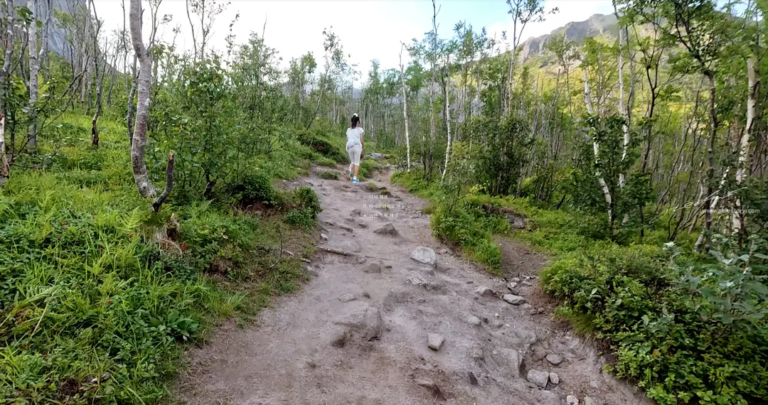 The start of the Hesten trail, where a steep dirt path begins.