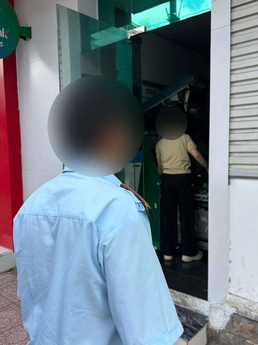 現金補充中のATM
