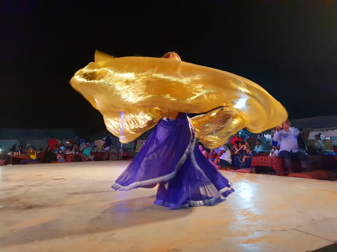 砂漠での伝統舞踊ショー