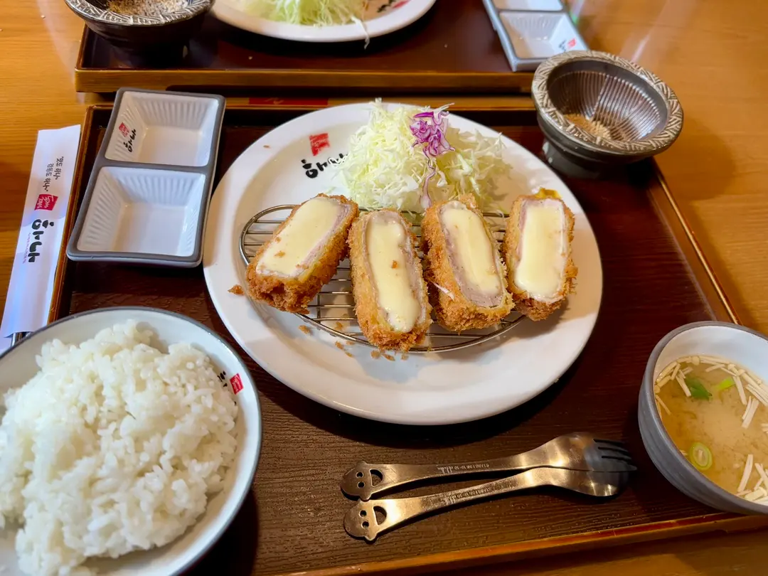 Mozzarella cheese roll tonkatsu