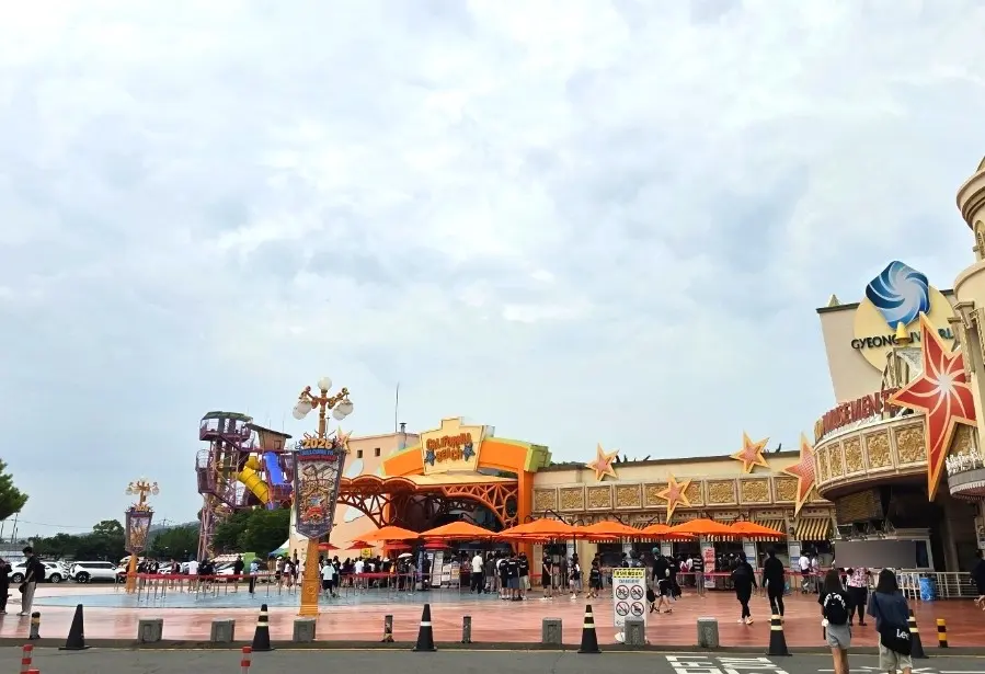 The line looks relatively short here because peak entry time was winding down after we parked