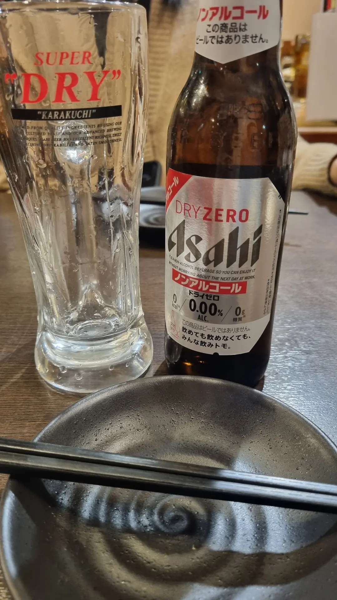 グラスに注がれたアサヒゼロ
