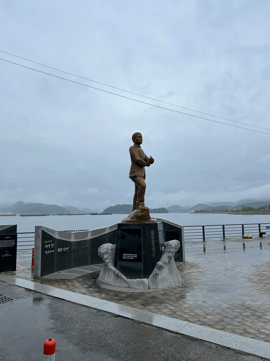 Statue at the historic site of Kim Ju-yeol's body recovery