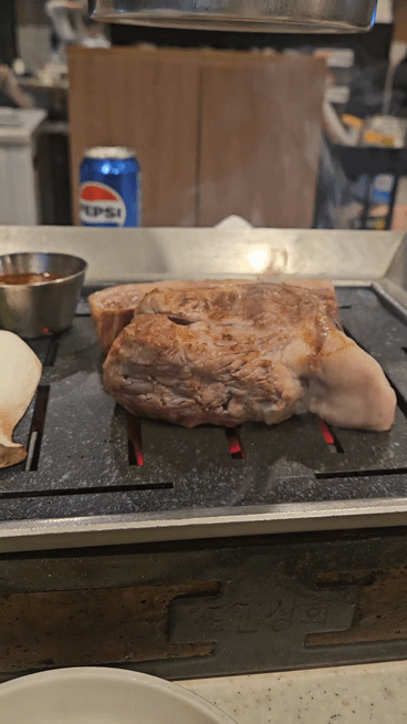 เนื้อหมูดำชิ้นหนาบนเตา
