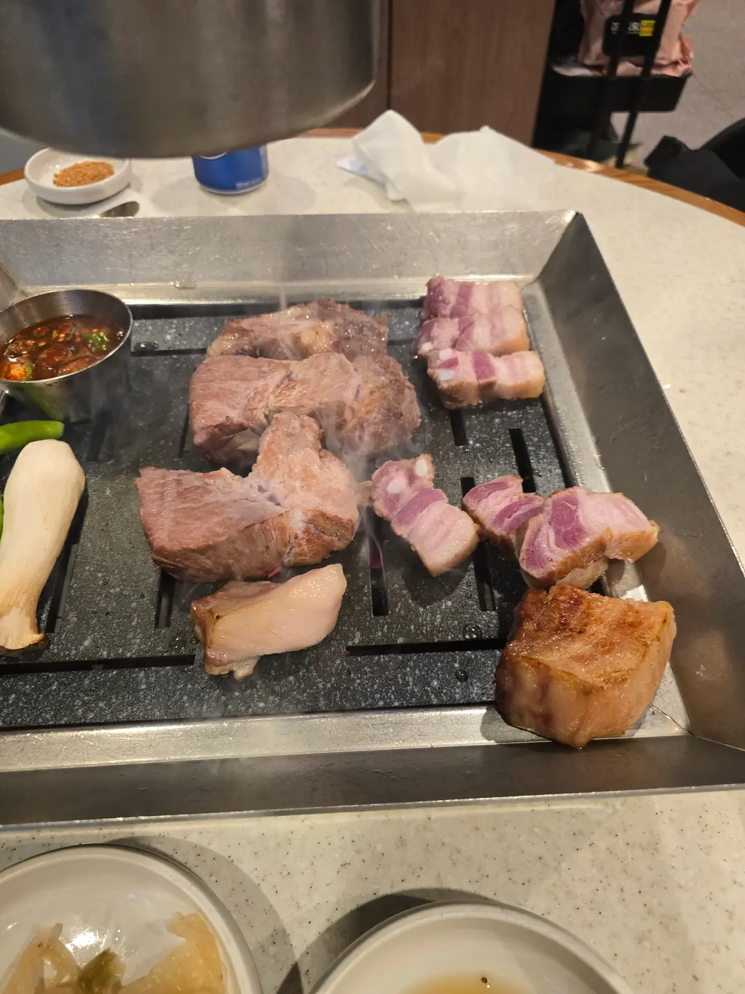 พนักงานย่างหมูดำให้ที่โต๊ะ
