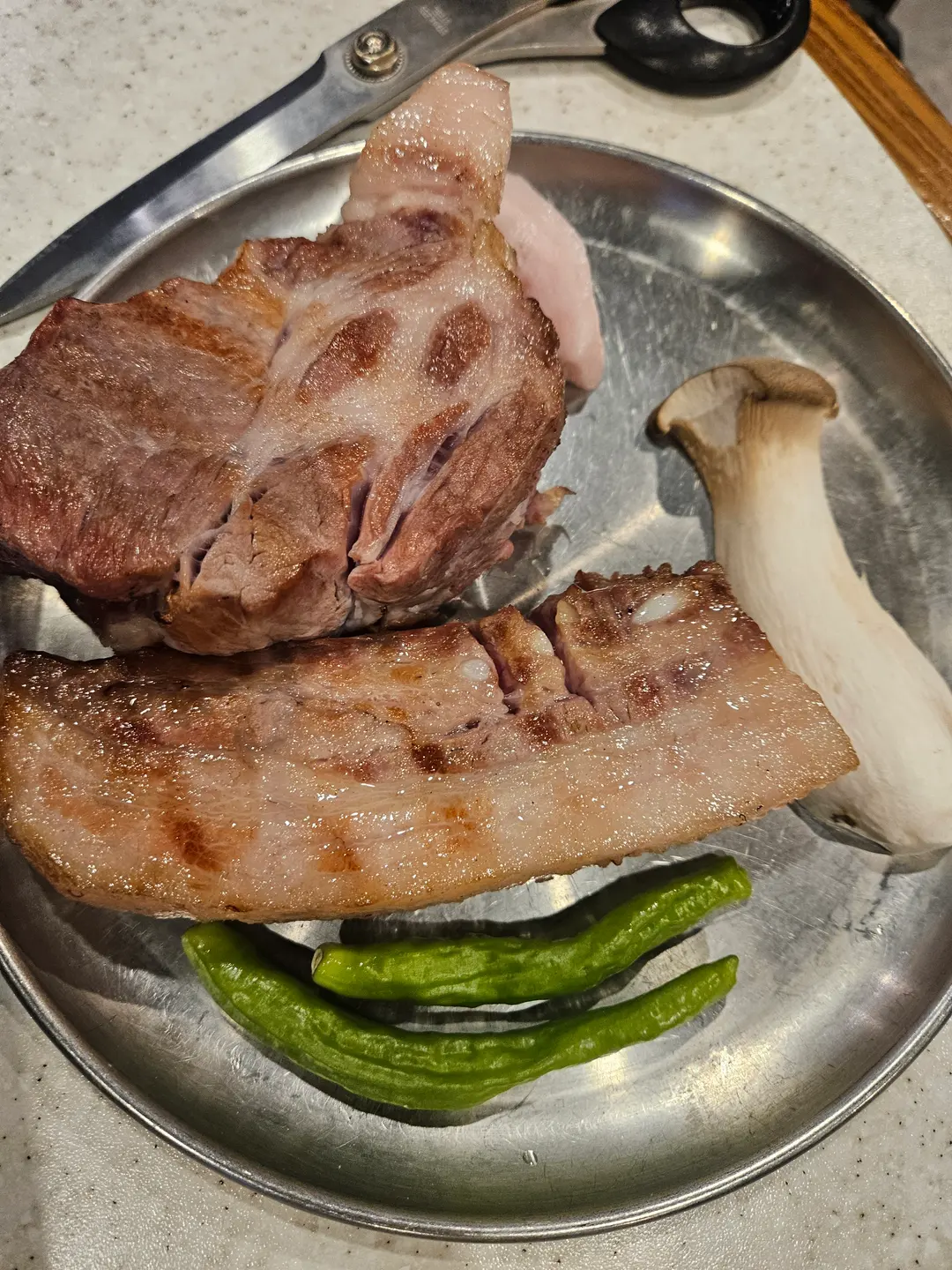 หมูดำย่างสีเหลืองทองน่ากิน