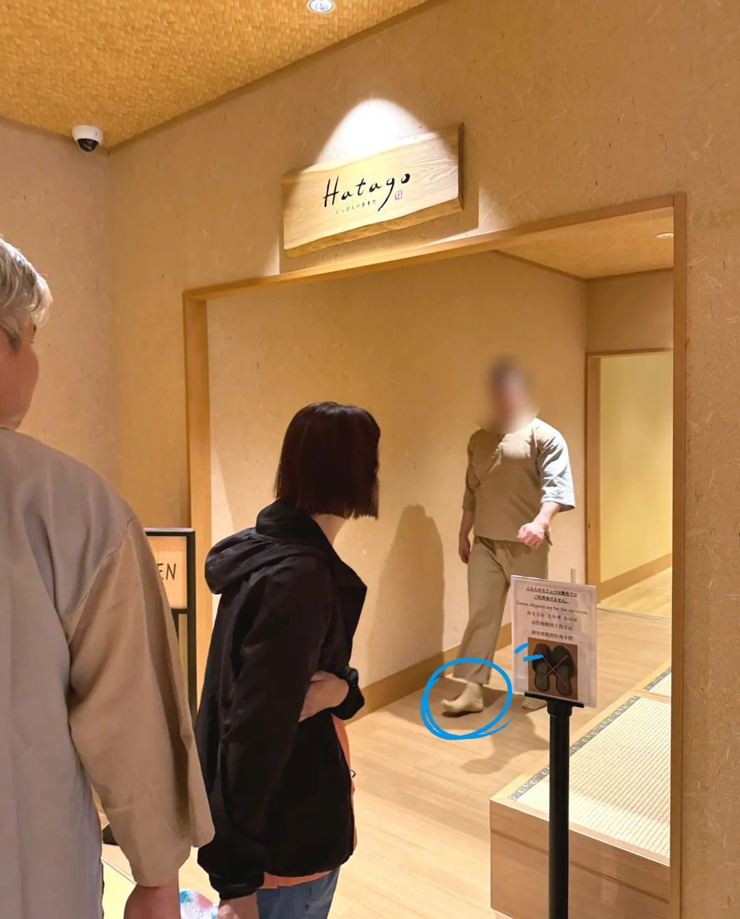 ホテル全体を素足(または靴下)で過ごせるスタイルです。