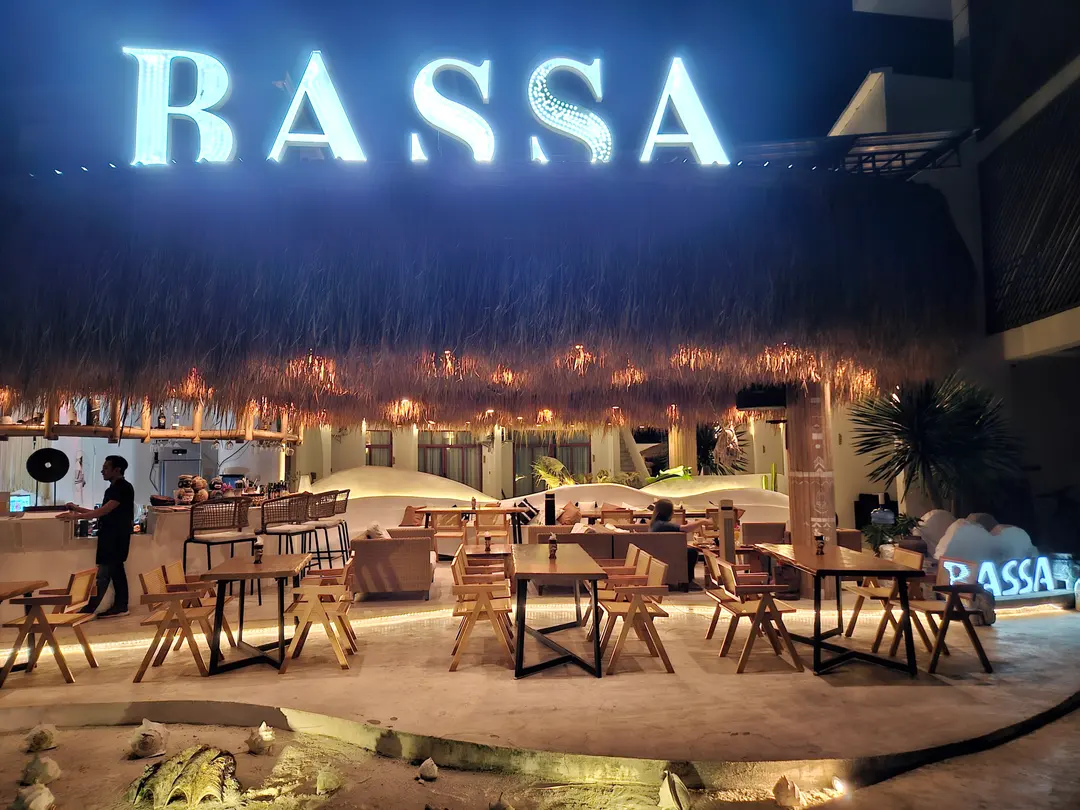 Night view of the Panglao live bar