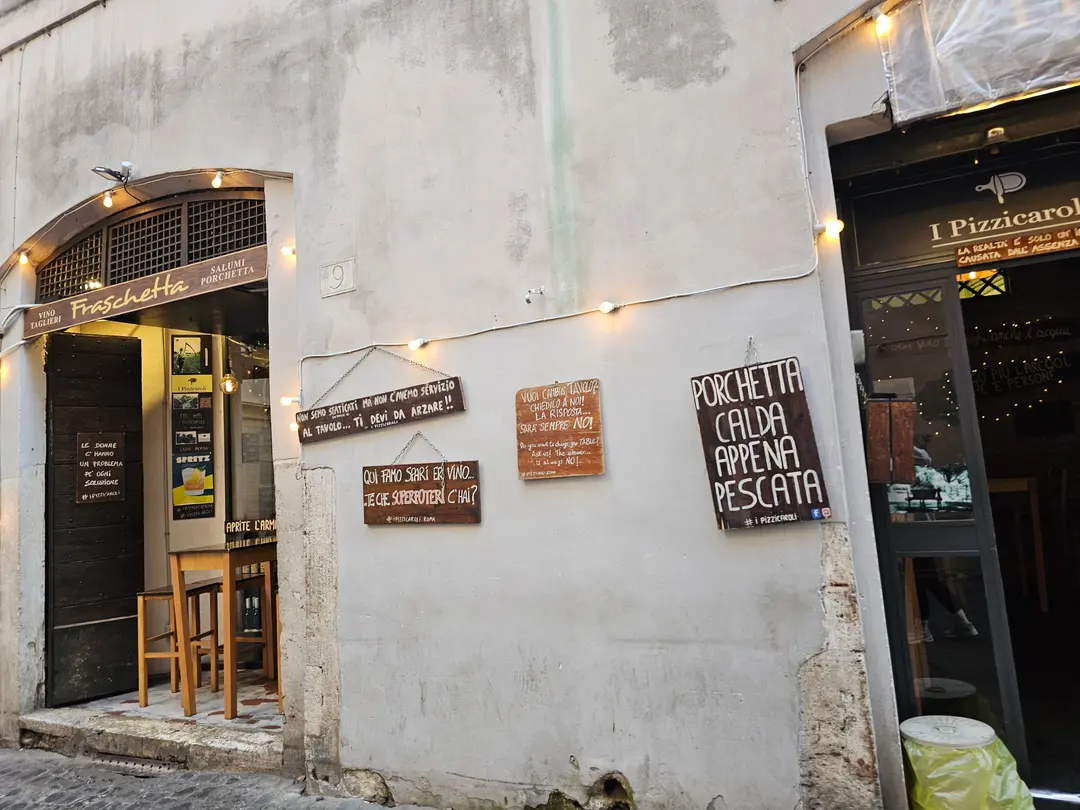 Outdoor seating at I Pizzicaroli