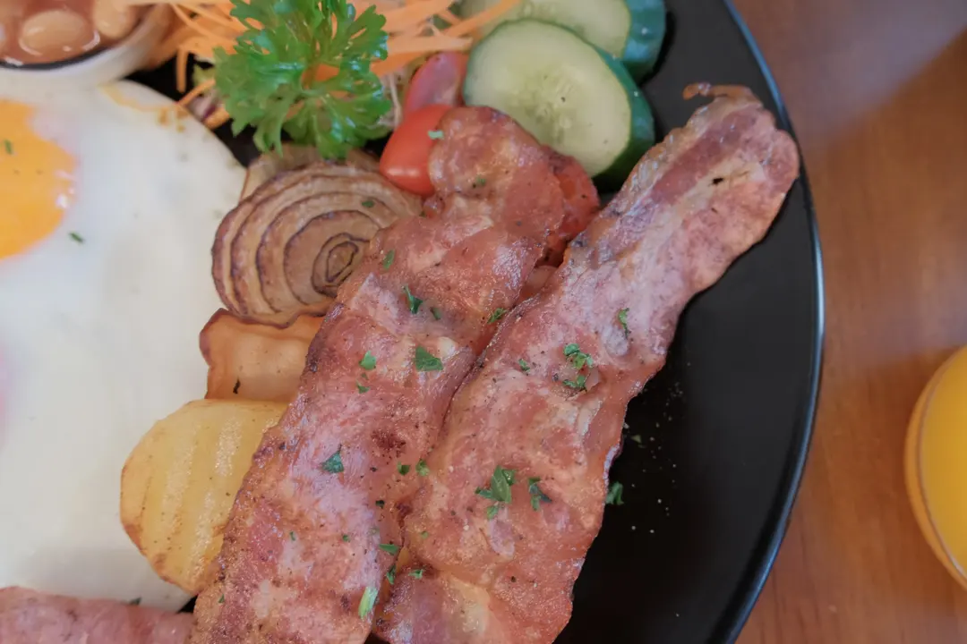 ベーコンと目玉焼き