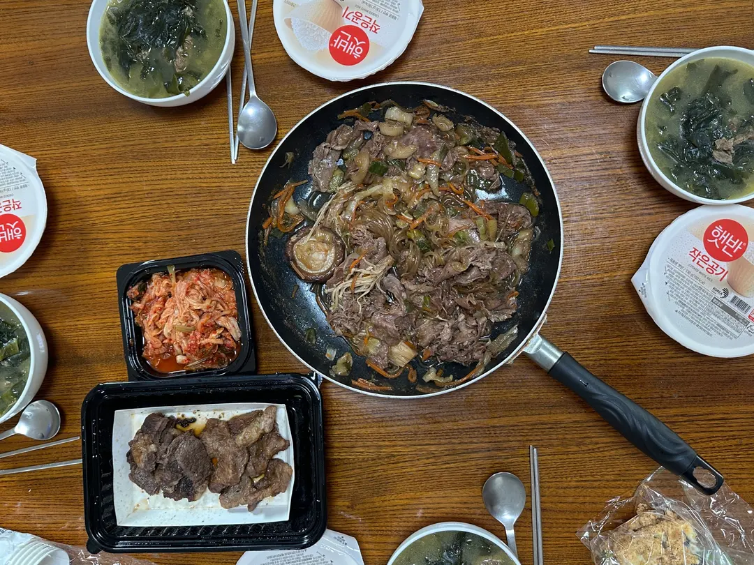 다음날 아침에 차린 엄마 생신상 ㅎㅎㅎ